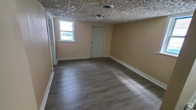 Building Photo - 1921 W Grant St Unit lower Rental