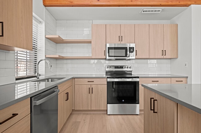 Photo - 3009 N Oak Trafficway