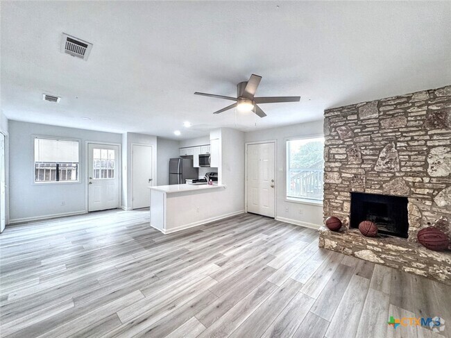 Building Photo - 608 Bracewood Cir Unit B Rental