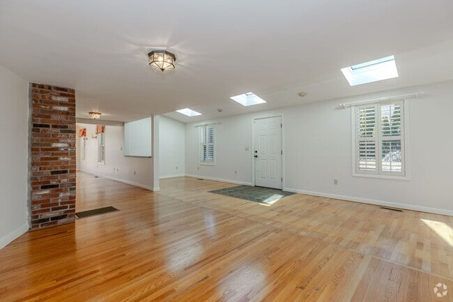 Building Photo - 1861 E Main Rd Rental