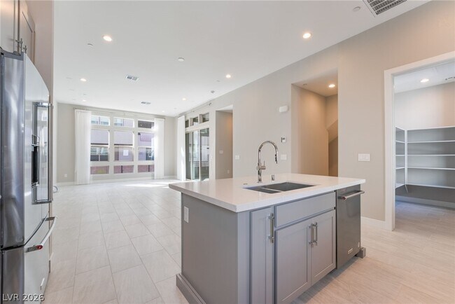 Photo - 667 Grey Saker St