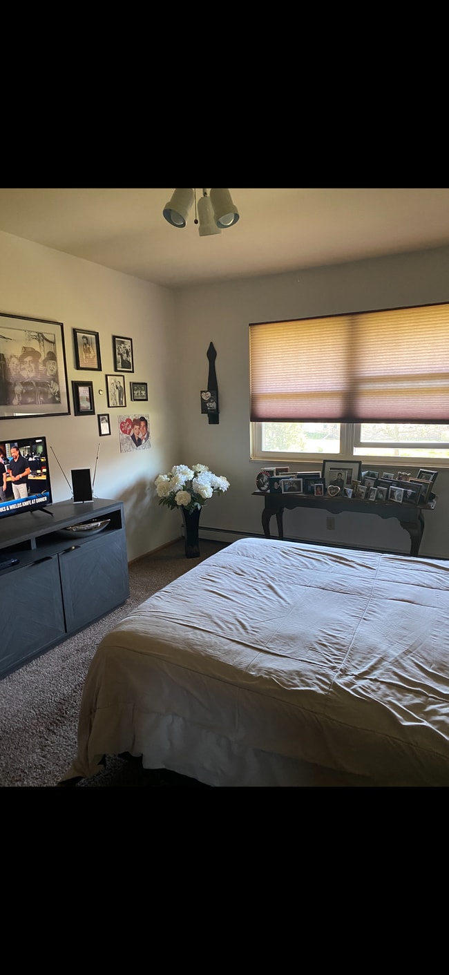 Bedroom - 5625 W Brown Deer Rd Unidad Royal Gardens #216