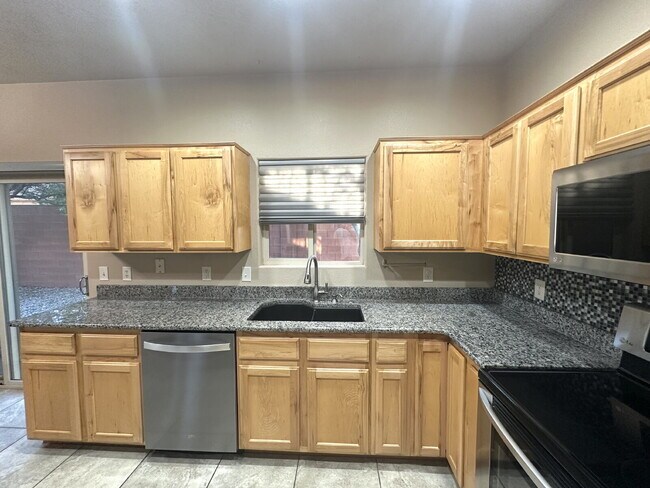 "Spacious 3-Bedroom Duplex Oasis in Hurricane, UT – 2 Full Baths & 1,263 Sq Ft of Comfort!"