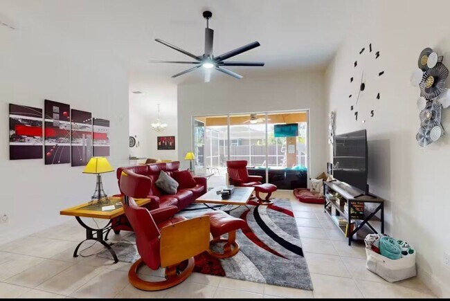 Photo - Stunning Electric INCLUDED Pet Friendly 4B...