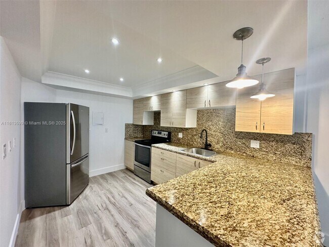 Building Photo - 1301 NE Miami Gardens Dr Unit 521 W Rental