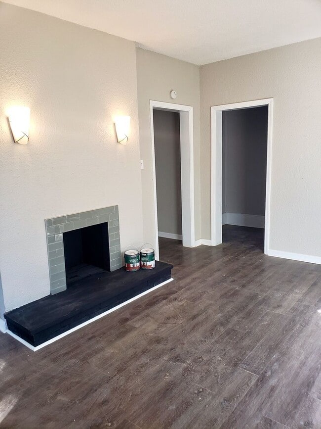 Photo - *** Bellevue * Lovely & Large 3 Bedroom House * Pet Friendly * Renovated & Spacious * Granite & S...