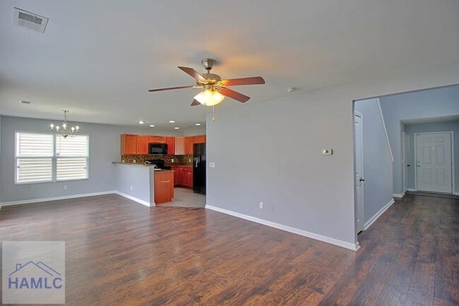 Photo - 207 Bender St