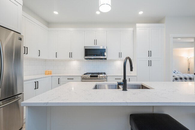 Photo - 11893-11227 227 St