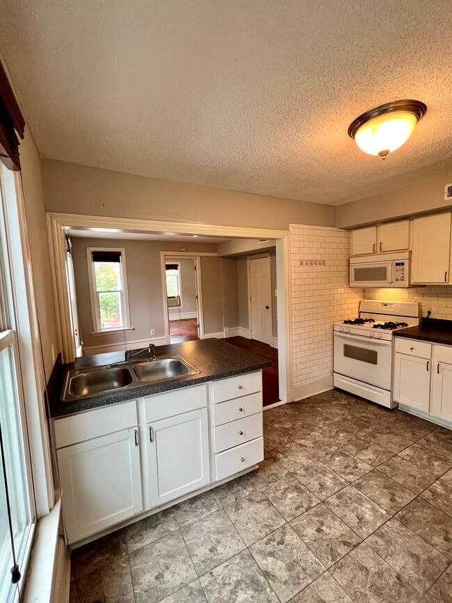 Building Photo - 1701 NE 2nd St Unit 2