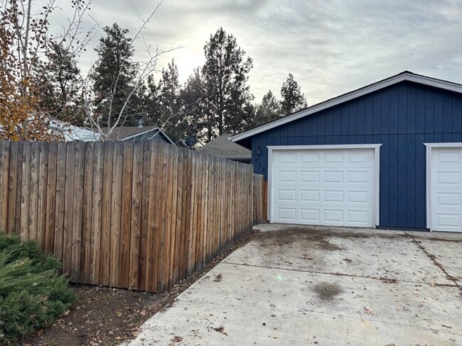 Photo - 717-719 SE Centennial St