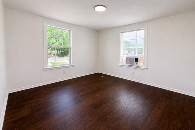 Photo - 209 W Alfred St