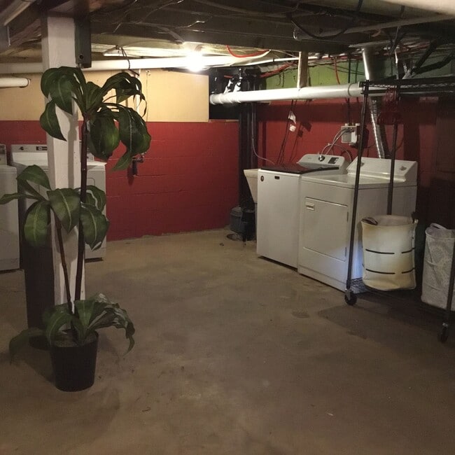 Building Photo - All utilities Included 1 bedroom, 1 bath t... Unit MAI411-2 Rental