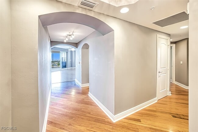 Building Photo - 2104 W First St Unit 1004