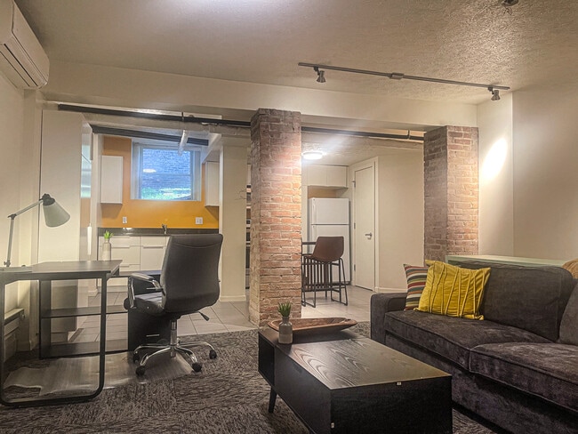Hessler Place - 5 minute walk to CWRU