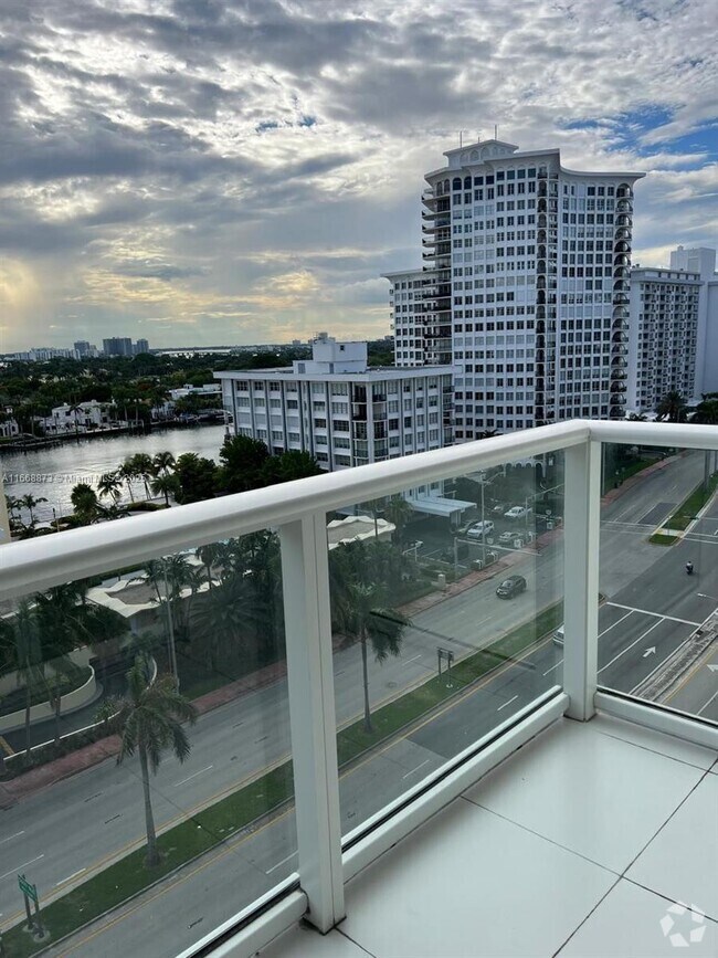 Building Photo - 5601 Collins Ave Unit 1115 Rental