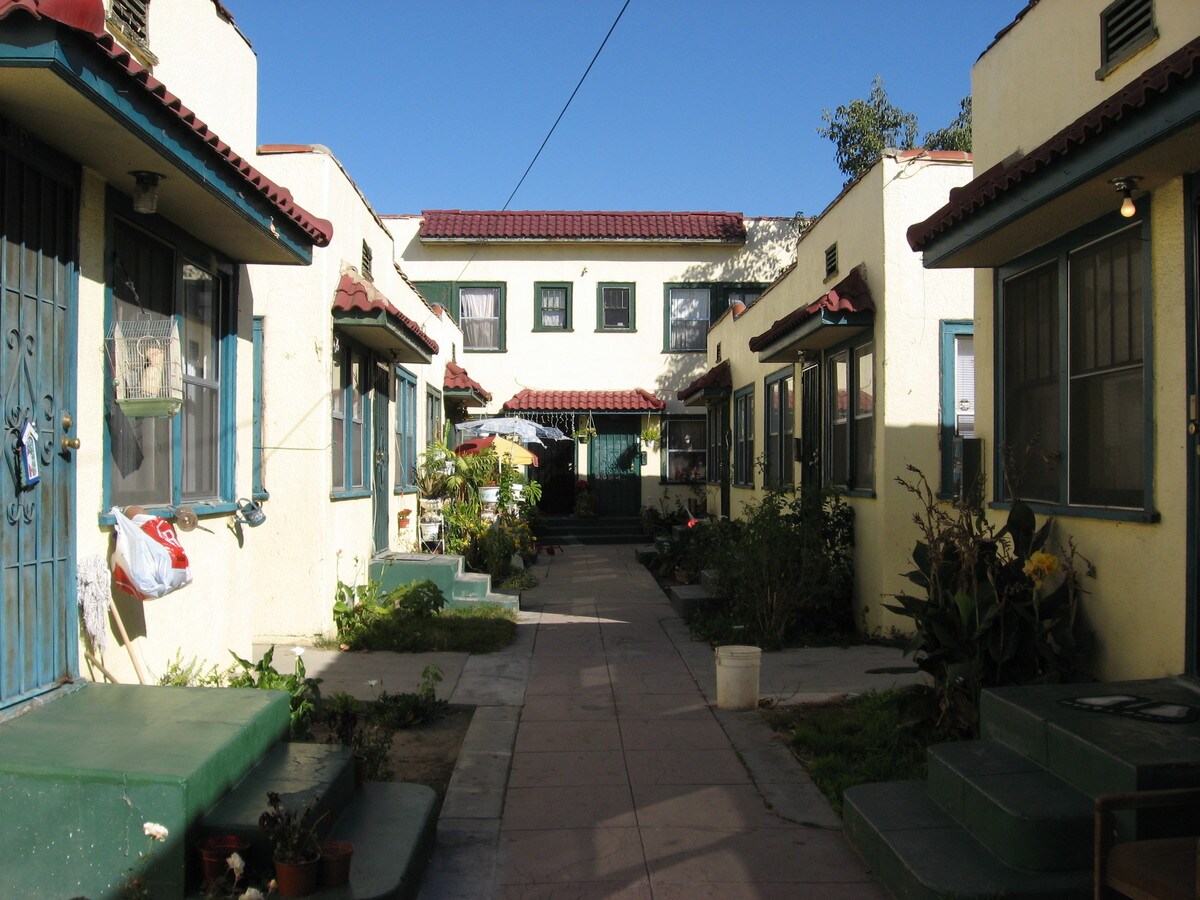 Photo - 311-315 W 33rd St