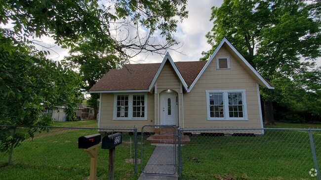 Building Photo - 320 S Ashbel St Unit HOUSE