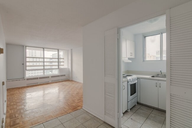 Building Photo - 1975 Maisonneuve Blvd W Unit 601