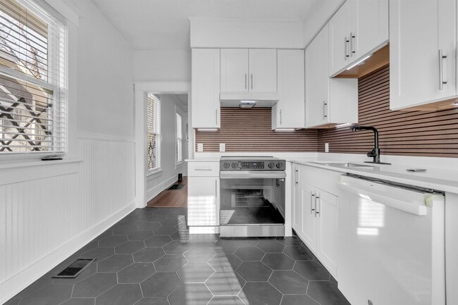 Photo - 1851 Manila Ave