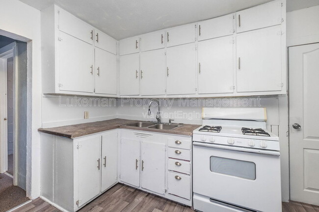 Building Photo - 719 Davis St