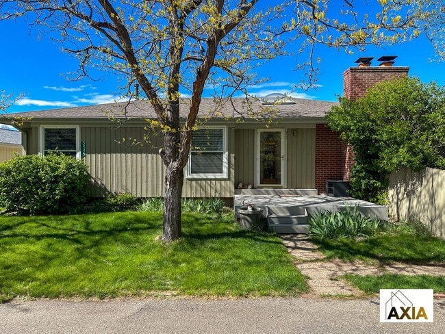 Building Photo - Spacious Home Right on the Park!