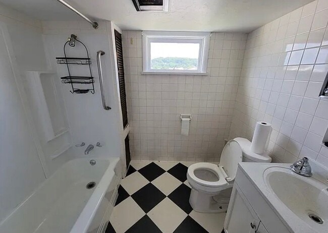 Photo - 404 W Cunningham St