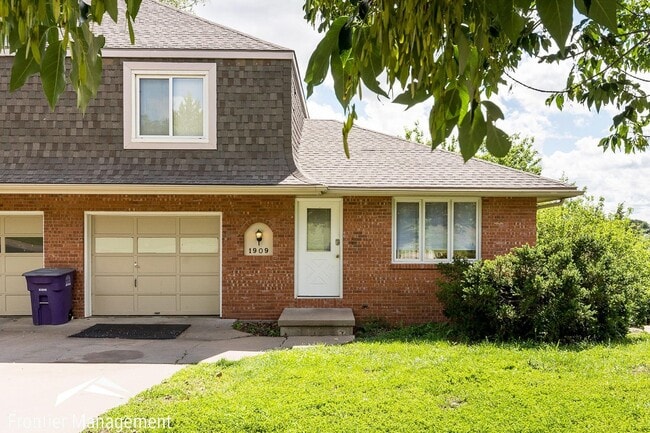 Building Photo - Beautiful 2 Bedroom Duplex located in West Manhattan!