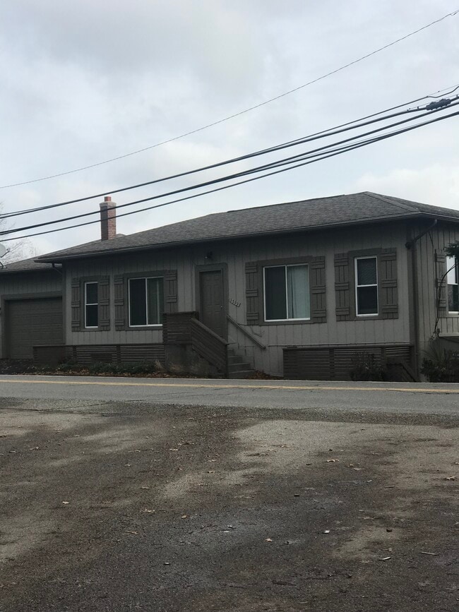 Building Photo - 3599 Orchard Lake Rd Unit 2