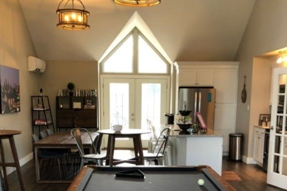 RESERVA NUESTRA SALA DE JUEGOS RECIÉN RENOVADA - 61-01 Nieman Square