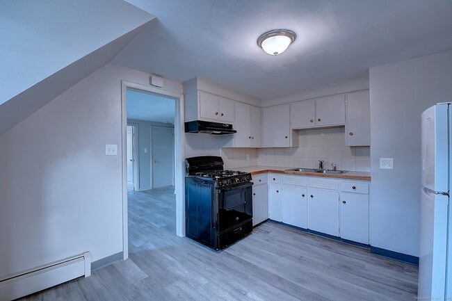 Building Photo - 93 Meadow St Rental