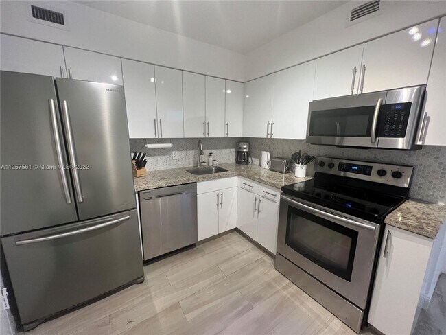 Photo - 5151 Collins Ave Unit 725