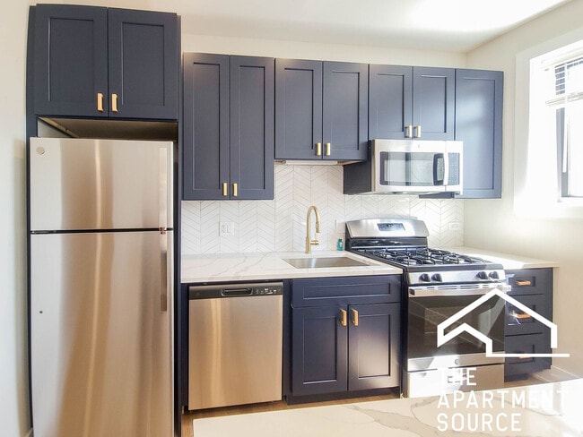 Building Photo - 2020 W Montrose Ave