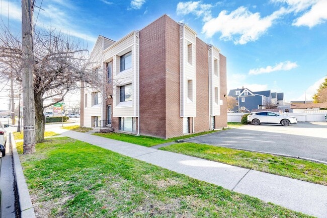 Building Photo - 100 Lakeview Ave Unit 3A