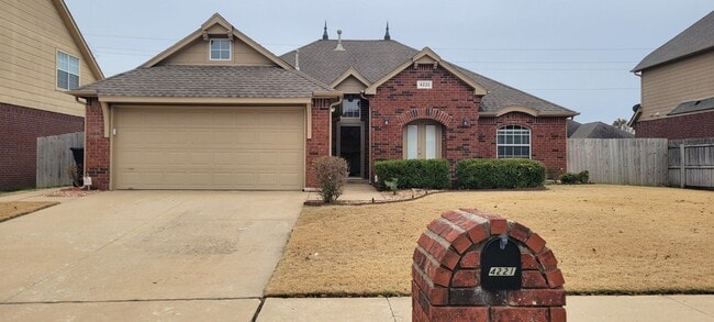 Building Photo - 1 Level Union School 3/2/2 w/ office and bonus room.