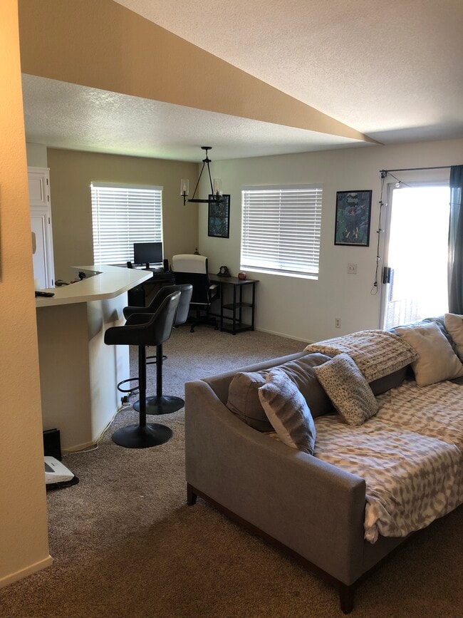 Building Photo - 2548 Avenida del Vista Unit 201