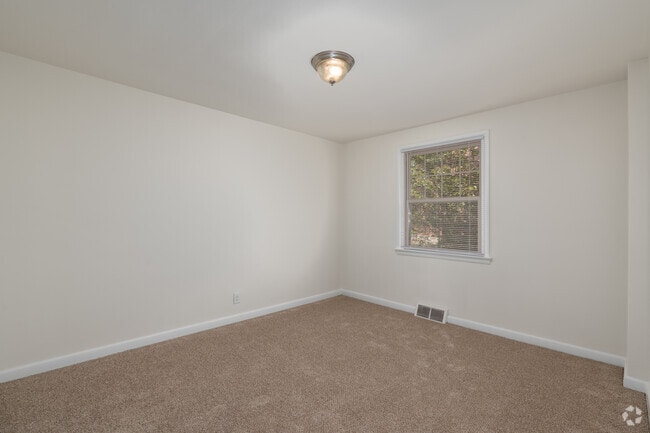 2BR, 1BA - 1,000SF - Bedroom