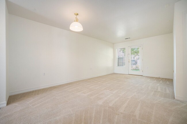 Photo - 5853 Ceylon St