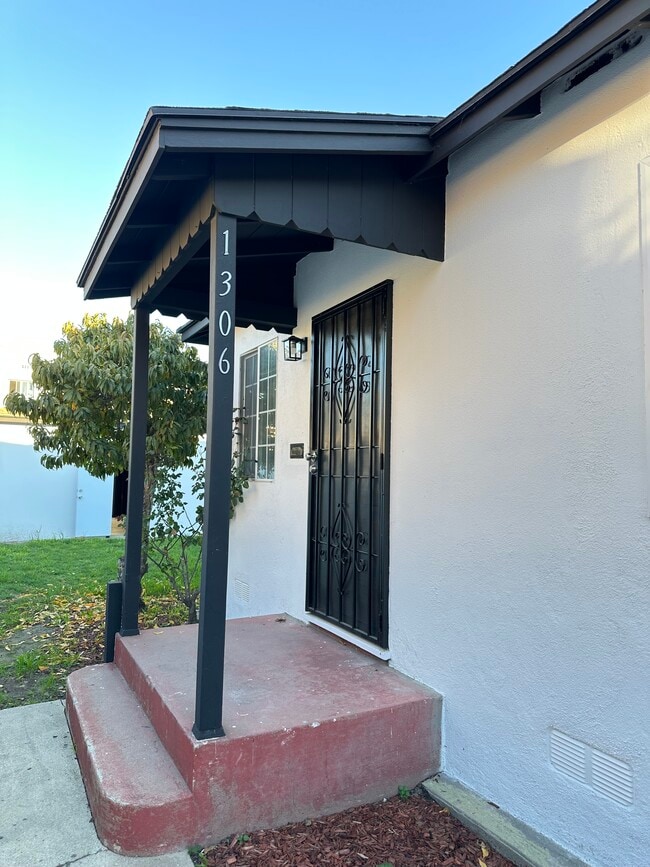 Building Photo - 1306 N Fries Ave