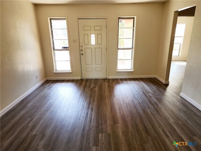 Photo - 2303 Daisy Dr