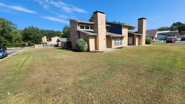 Photo - 2320 Aberdeen Dr