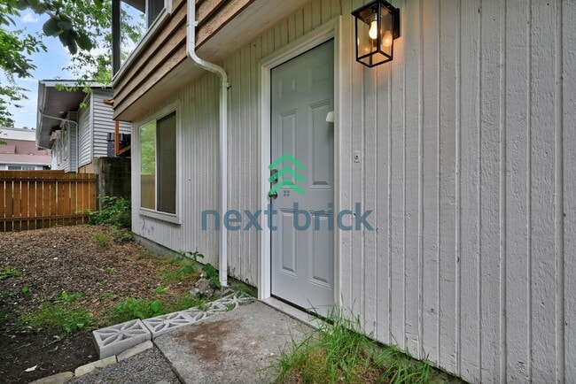 Building Photo - Charming 2-Bed Gem with Spacious 1500 sq ft Layout in Seattle's Vibrant Neighborhood!