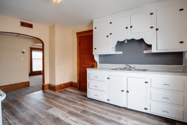 Building Photo - 33 W Main St Unit B