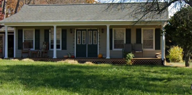 Building Photo - 1600 Boxwood Dr