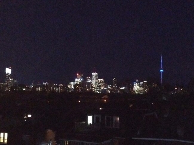 Photo - Stunning, huge, sun soaked two story loft apt in Hillcrest / Wychwood ((Dupont & Christie)) Unit Upper