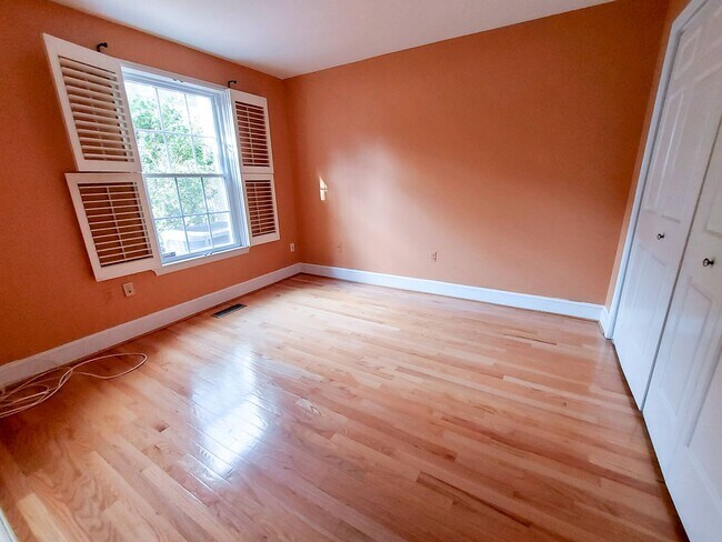 Photo - Quaint two-level 2br/2.5br condo for rent ...