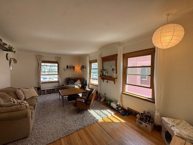 Photo - "Charming 4-Bed Sanctuary with Spacious Living in Saint Paul - Como Neighborhood"
