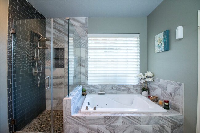 Photo - 7911 Hidden Oaks Ln