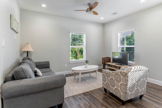 Photo - 144 W 5th St Unidad C