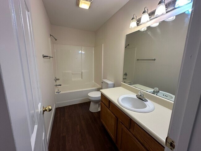 212 BAÑO DEL PASILLO - Porter Street Apartments