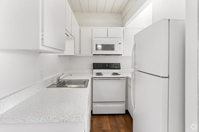 1BR, 1BA - 650SF - Classic - Kitchen